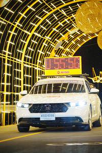 BIB: 400, 6098
                            <button type="button" onclick="openModal(22806305)" class="btn btn-primary btn-sm float-right btn-popup" data-toggle="modal" data-target=".modal-high-quality">
                        <i class="fas fa-shopping-cart"></i> Add to Cart
                    </button>
                                            <button type="button" onclick="isThisMe(22806305, true)" class="btn btn-success btn-sm float-right btn-popup btn-isme hidden" data-toggle="tooltip" data-placement="bottom" title="นี่คือรูปของคุณใช่ไหม คลิกที่นี่เพื่อเอาเข้าอัลบั้ม">
                        <i class="fas fa-plus"></i> Add to album
                    </button>
                    <button type="button" onclick="isThisMe(22806305, false)" class="btn btn-warning btn-sm float-right btn-popup btn-isnotme hidden">
                        <i class="fas fa-ban"></i> Remove from album
                    </button>